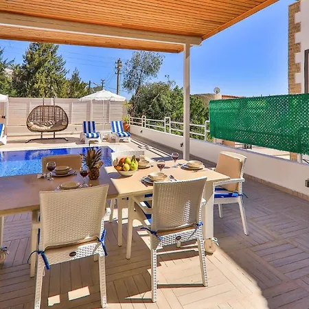 5 Bedroom With Seaviews Villa *